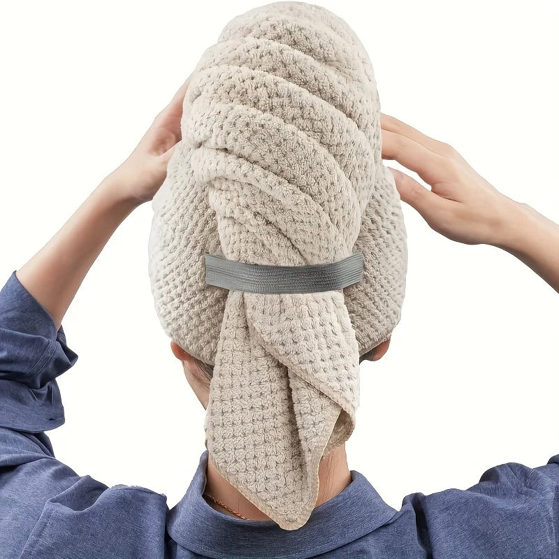 Serviette cheveux microfibre beige VELUNE portée après la douche